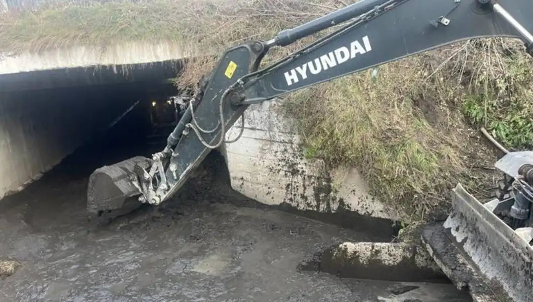 В Красноярске очистили водоотводный тоннель от восьми КАМАЗов ила и мусора